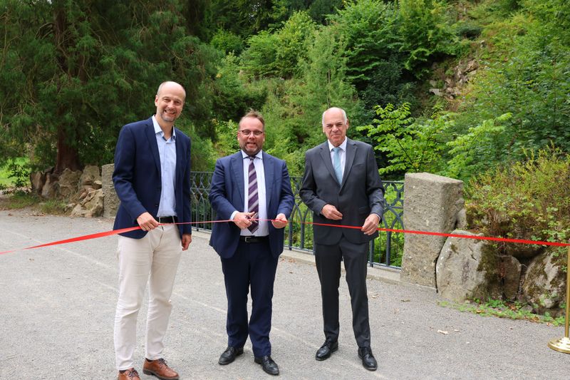 Justus Lange, Timon Gremmels, Thomas Platte weihen Brücke am Neuen Wasserfall ein